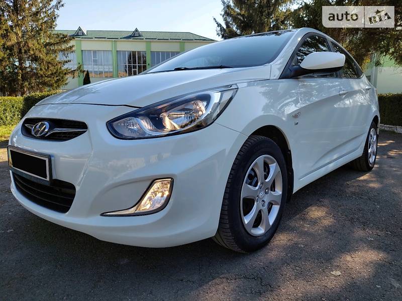 Hyundai accent на белом фоне