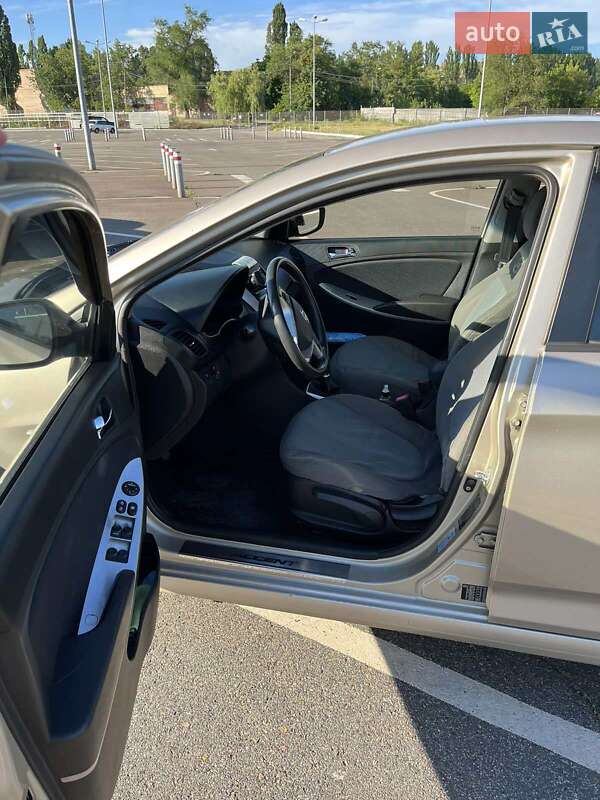 Седан Hyundai Accent 2012 в Кривому Розі