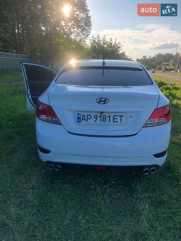 Седан Hyundai Accent 2012 в Ромнах