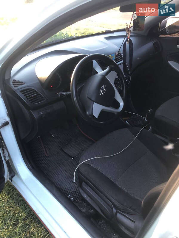 Седан Hyundai Accent 2012 в Ромнах