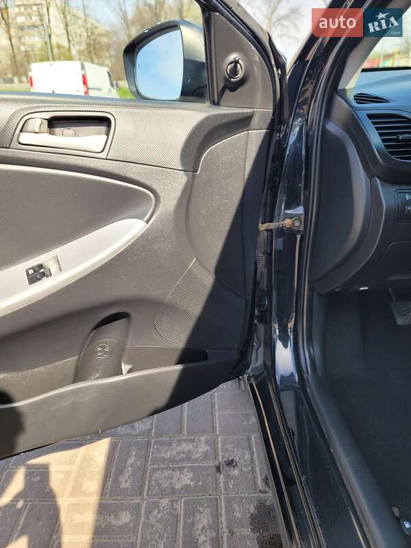 Хетчбек Hyundai Accent 2011 в Києві фото 29 Хетчбек Hyundai Accent 2011 в Києві