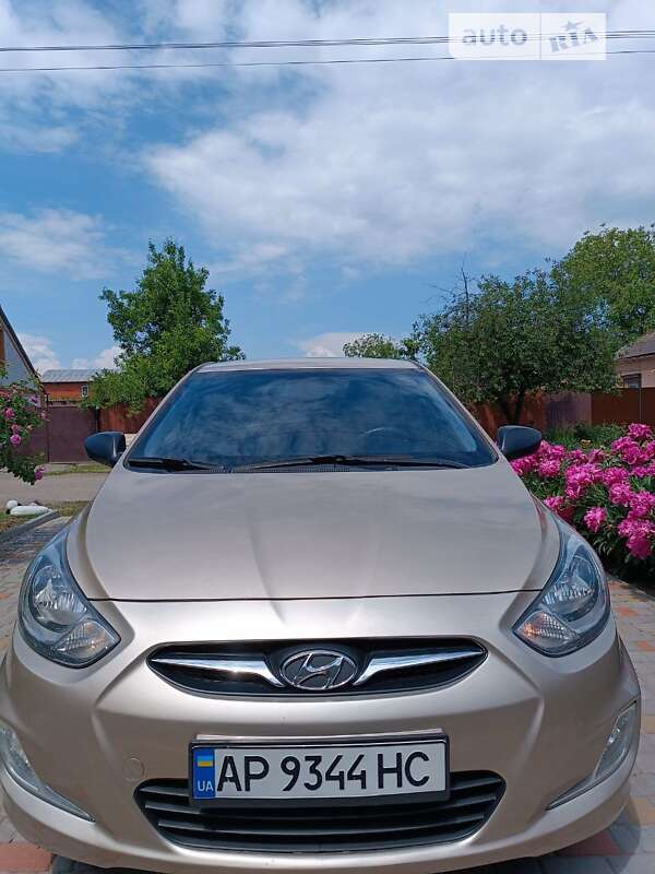 Седан Hyundai Accent 2013 в Краснограді