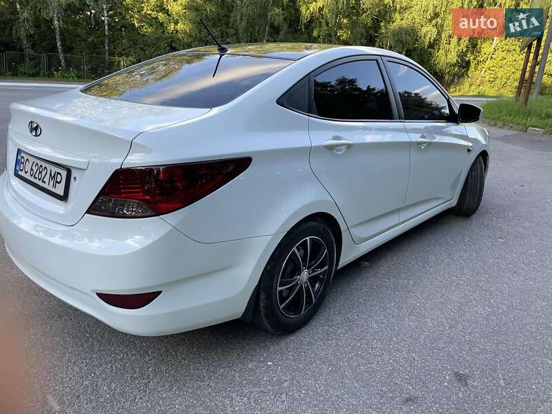 Седан Hyundai Accent 2012 в Стебнику