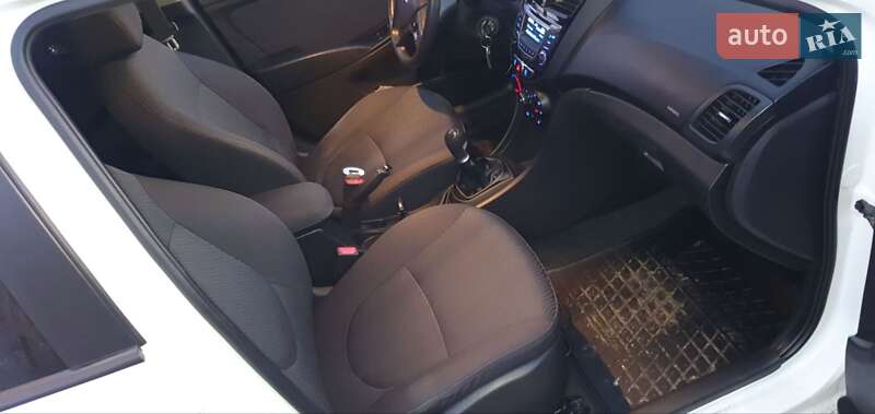 Седан Hyundai Accent 2012 в Стебнику