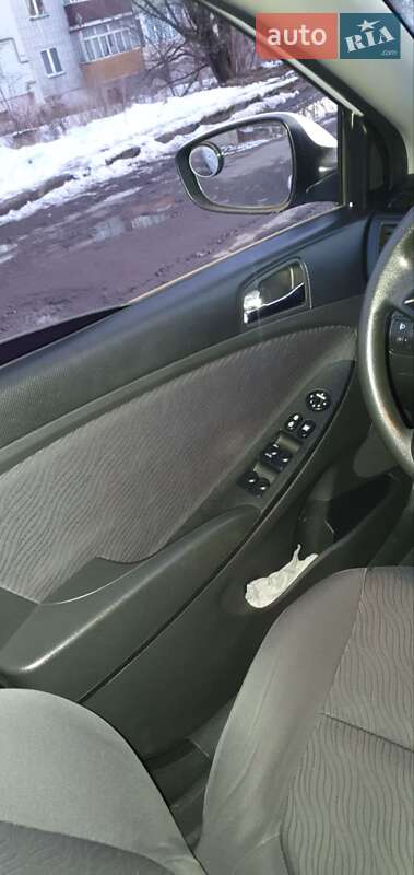 Седан Hyundai Accent 2012 в Стебнику