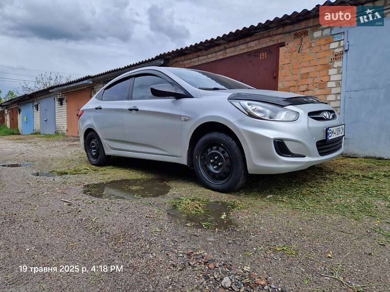 Седан Hyundai Accent 2011 в Глухове