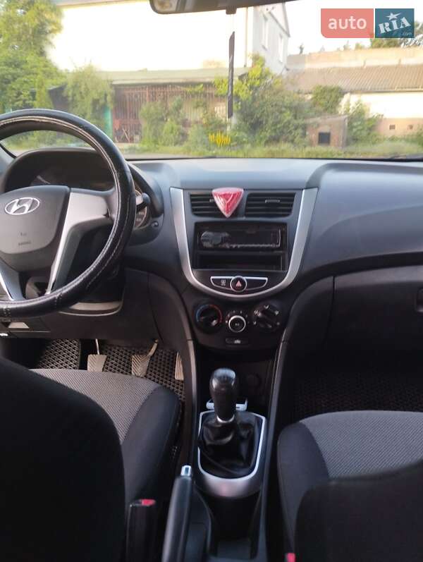 Седан Hyundai Accent 2013 в Ладыжине