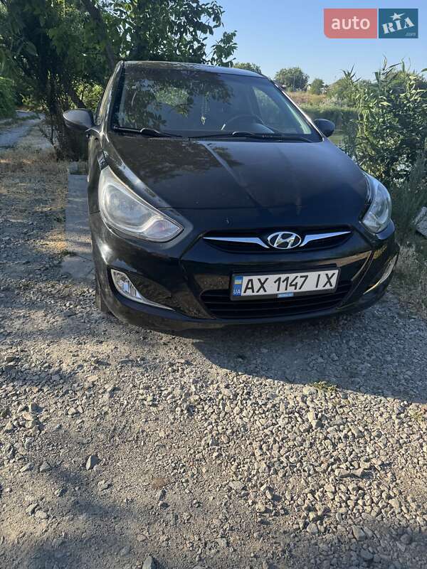 Хэтчбек Hyundai Accent 2013 в 