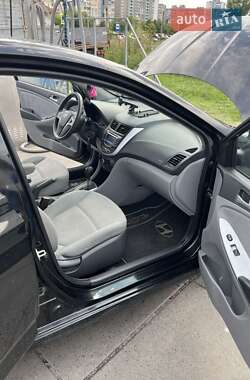 Хэтчбек Hyundai Accent 2013 в 