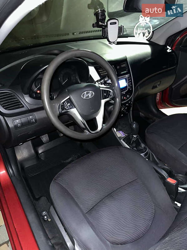 Седан Hyundai Accent 2012 в Хотине