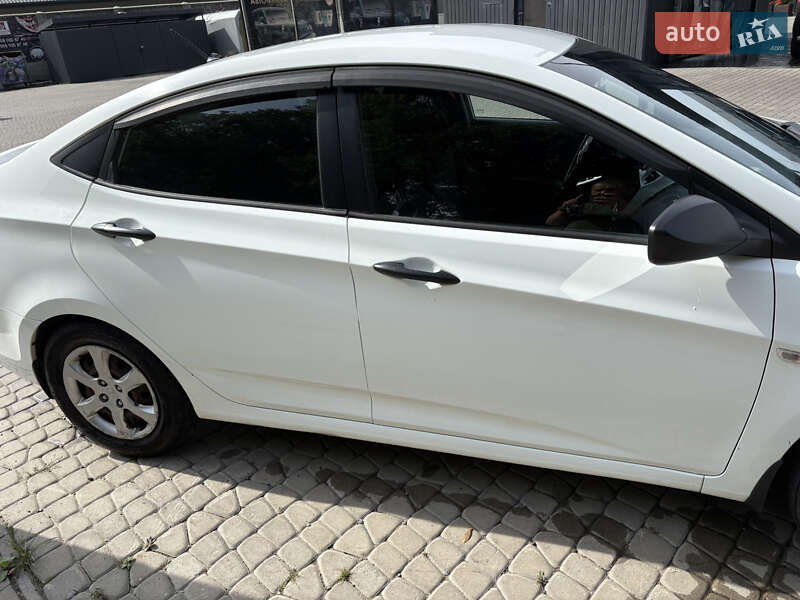 Седан Hyundai Accent 2013 в Львові