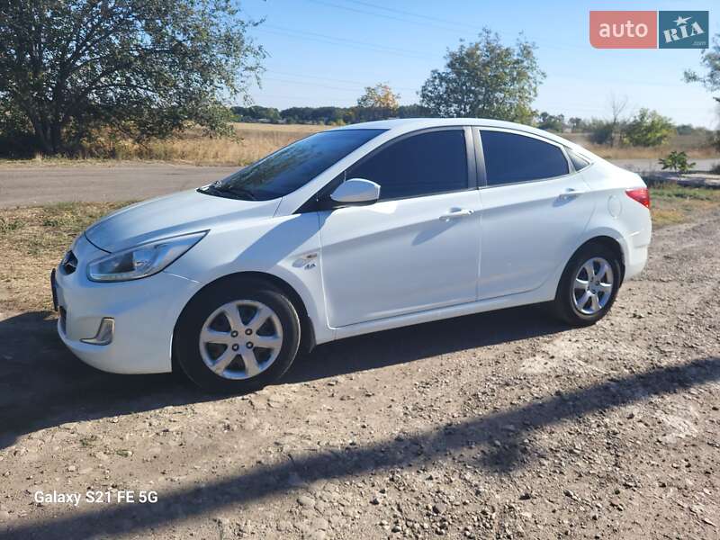Седан Hyundai Accent 2013 в Синельниково