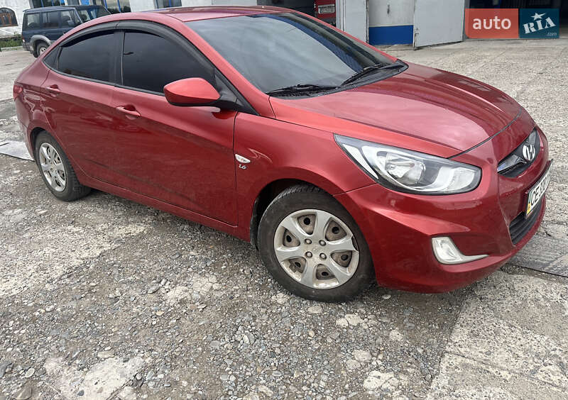 Седан Hyundai Accent 2012 в Хотине