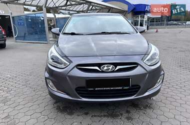 Седан Hyundai Accent 2013 в  фото 11 Седан Hyundai Accent 2013 в