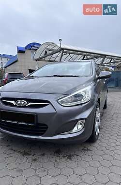 Седан Hyundai Accent 2013 в  фото 4 Седан Hyundai Accent 2013 в