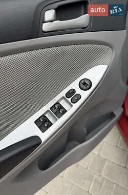 Хэтчбек Hyundai Accent 2012 в 