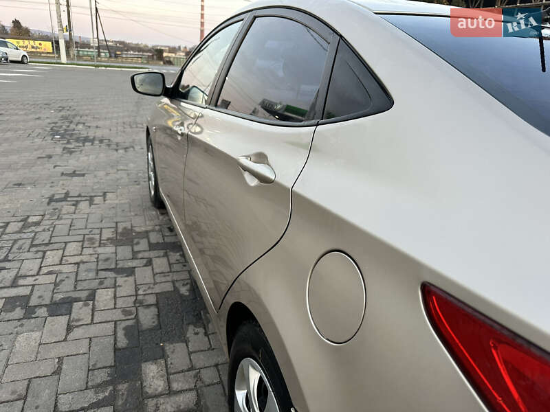 Седан Hyundai Accent 2012 в Черновцах