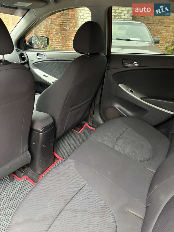 Седан Hyundai Accent 2011 в Краснограде