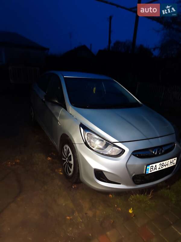 Седан Hyundai Accent 2012 в Кривом Озере