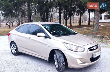 Седан Hyundai Accent 2012 в Ромнах