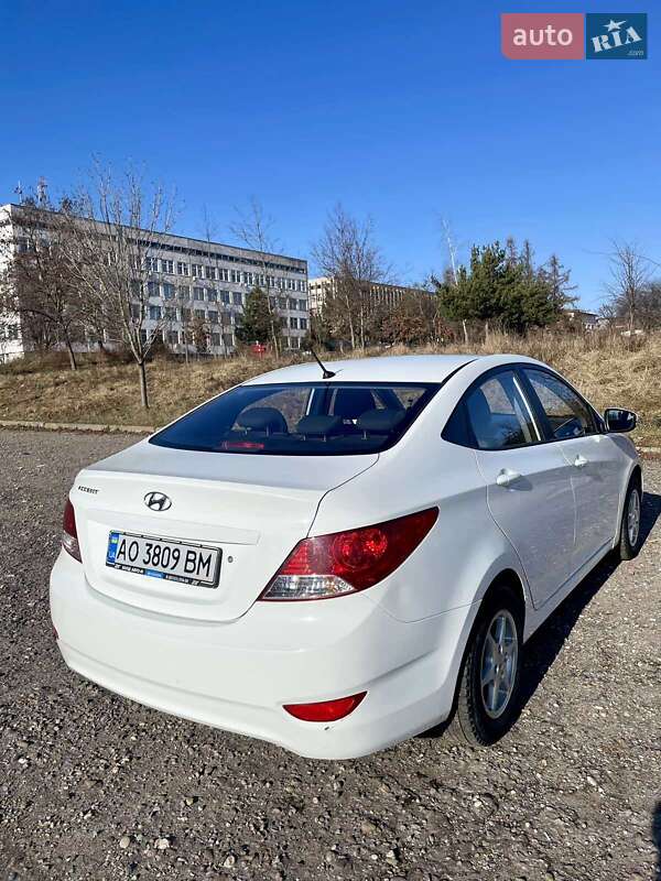 Седан Hyundai Accent 2015 в Ужгороде