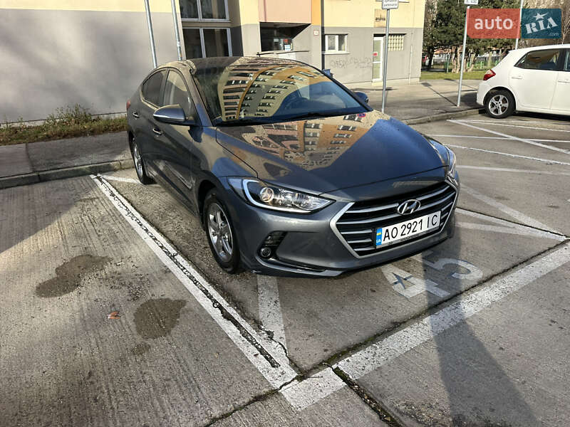 Седан Hyundai Avante 2016 в Ужгороді