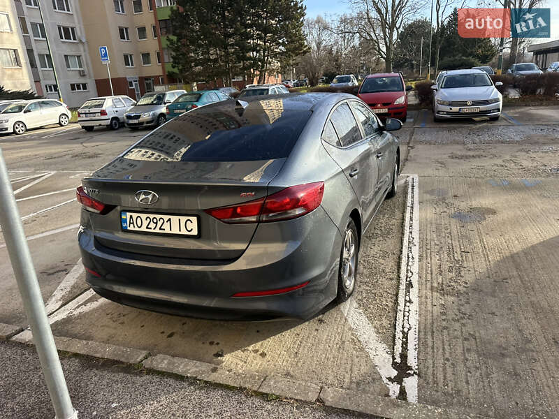 Седан Hyundai Avante 2016 в Ужгороді