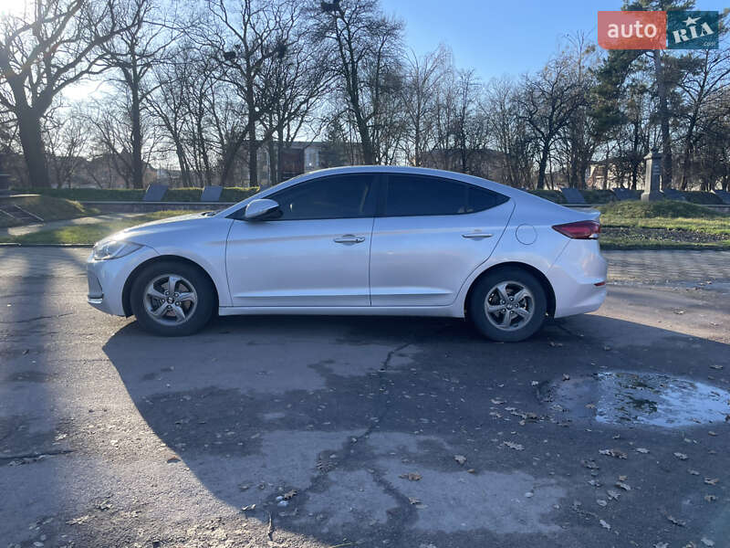 Седан Hyundai Avante 2016 в Коростене