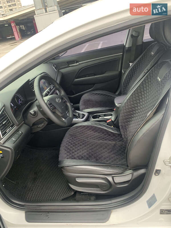 Седан Hyundai Avante 2017 в Киеве