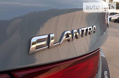 Седан Hyundai Elantra 2015 в Киеве