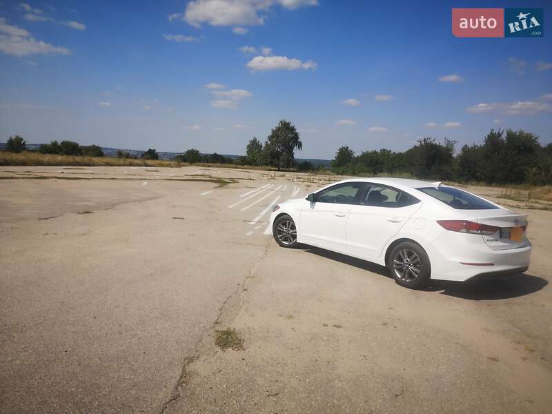 Седан Hyundai Elantra 2018 в Киеве