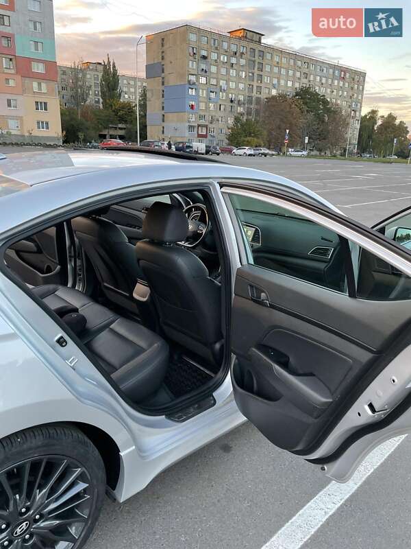 Седан Hyundai Elantra 2017 в Кропивницком