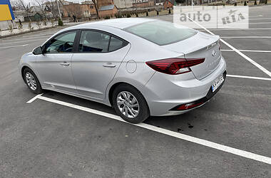 Седан Hyundai Elantra 2018 в Киеве