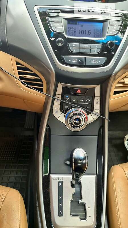 Седан Hyundai Elantra 2012 в Киеве