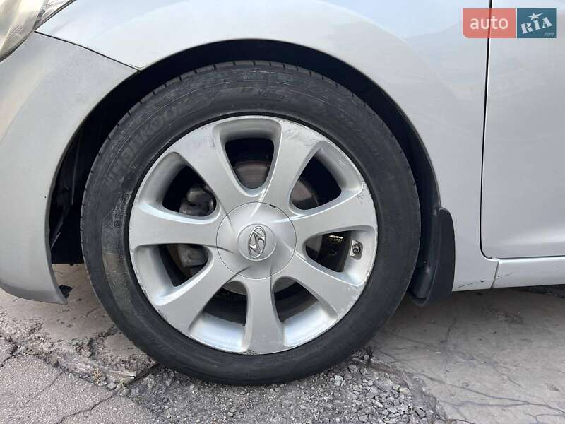 Седан Hyundai Elantra 2012 в Каменском