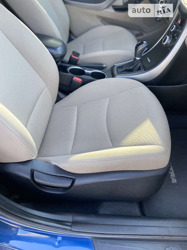 Седан Hyundai Elantra 2015 в Стрые