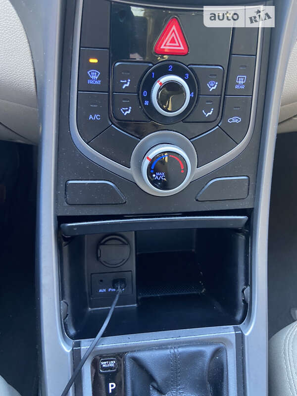 Седан Hyundai Elantra 2015 в Стрые