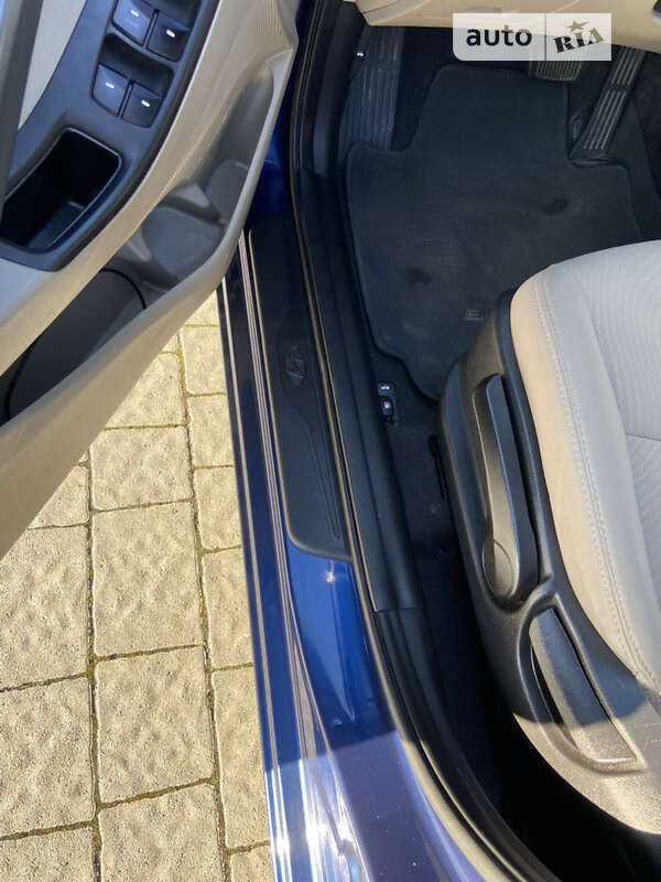 Седан Hyundai Elantra 2015 в Стрые