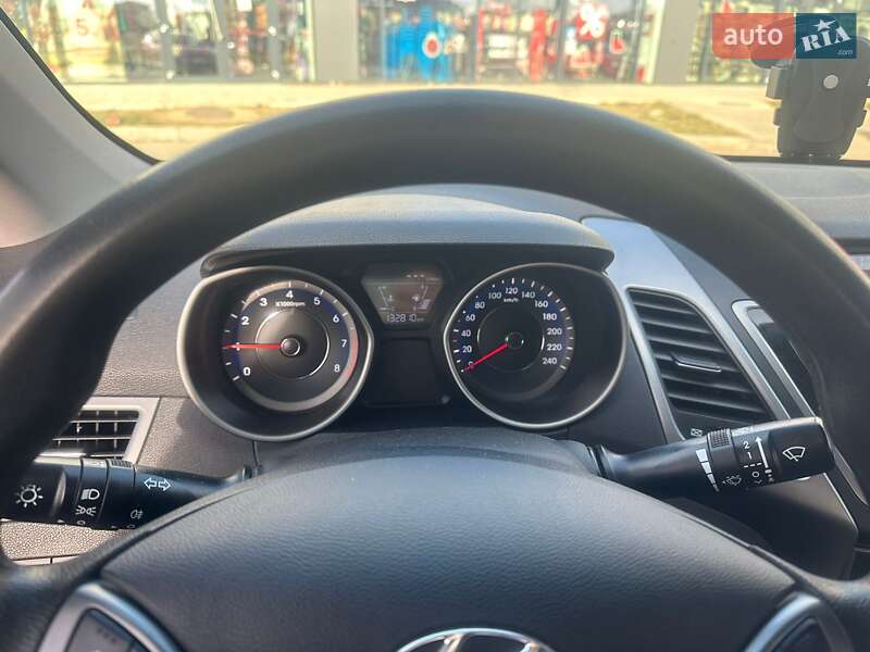Седан Hyundai Elantra 2014 в Черновцах