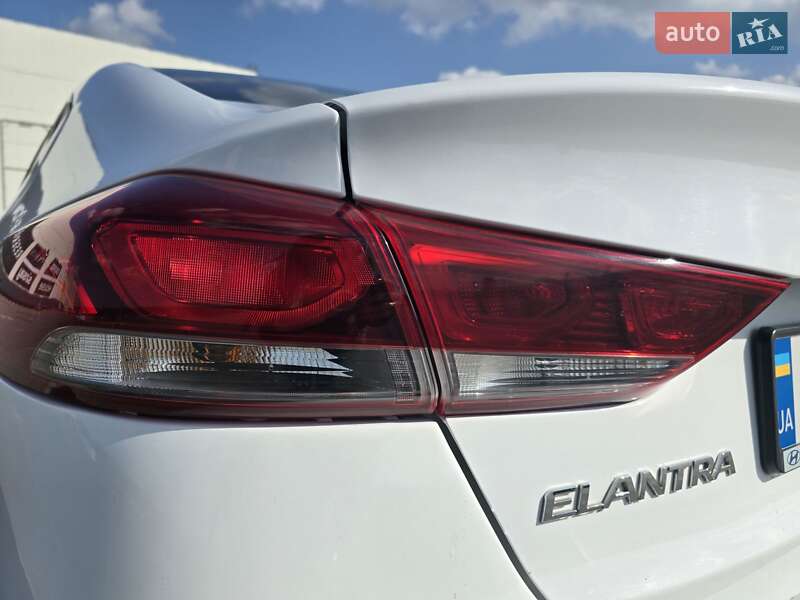 Седан Hyundai Elantra 2016 в Макарове