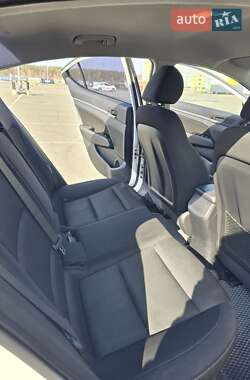 Седан Hyundai Elantra 2016 в Макарове