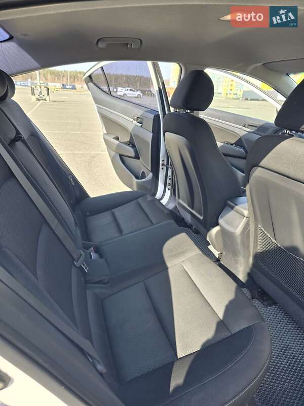 Седан Hyundai Elantra 2016 в Макарове