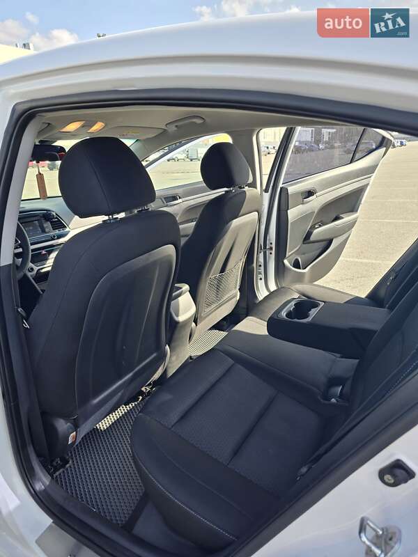 Седан Hyundai Elantra 2016 в Макарове