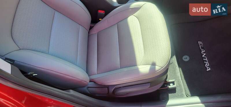 Седан Hyundai Elantra 2018 в Киеве