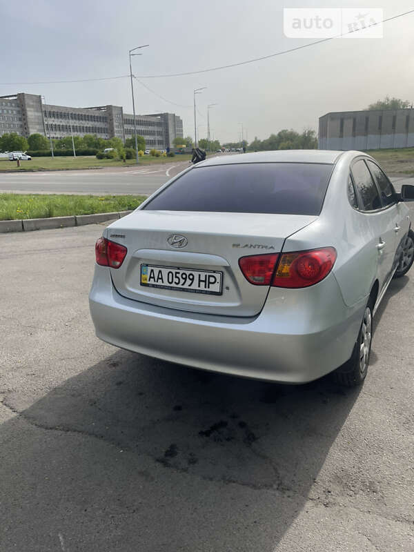 Седан Hyundai Elantra 2008 в Киеве