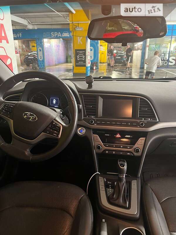 Седан Hyundai Elantra 2016 в Львове