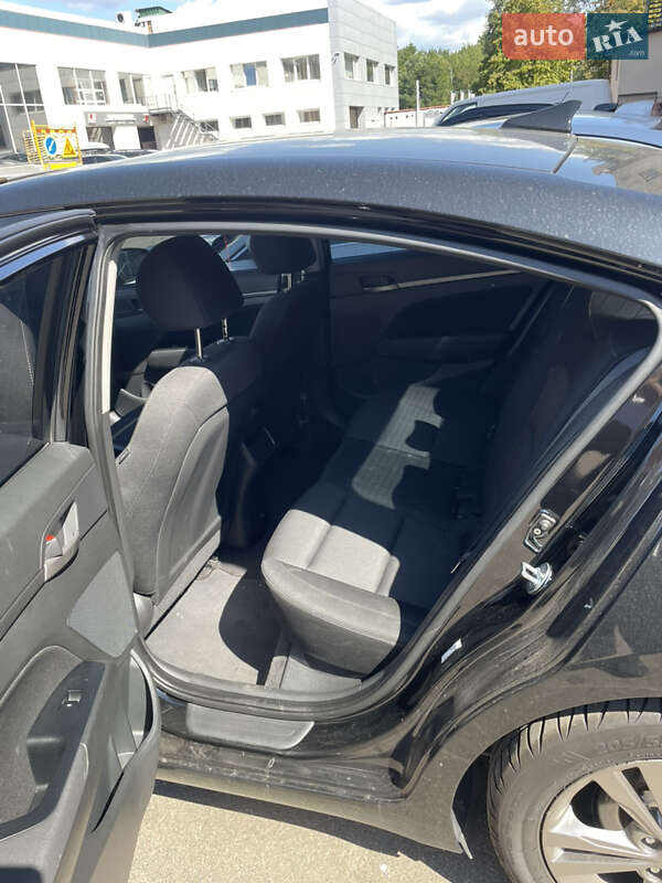 Седан Hyundai Elantra 2017 в Киеве