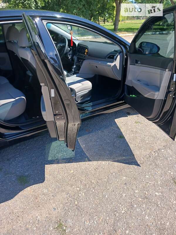 Седан Hyundai Elantra 2017 в Чугуєві