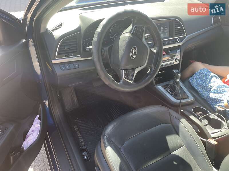 Седан Hyundai Elantra 2016 в Львове