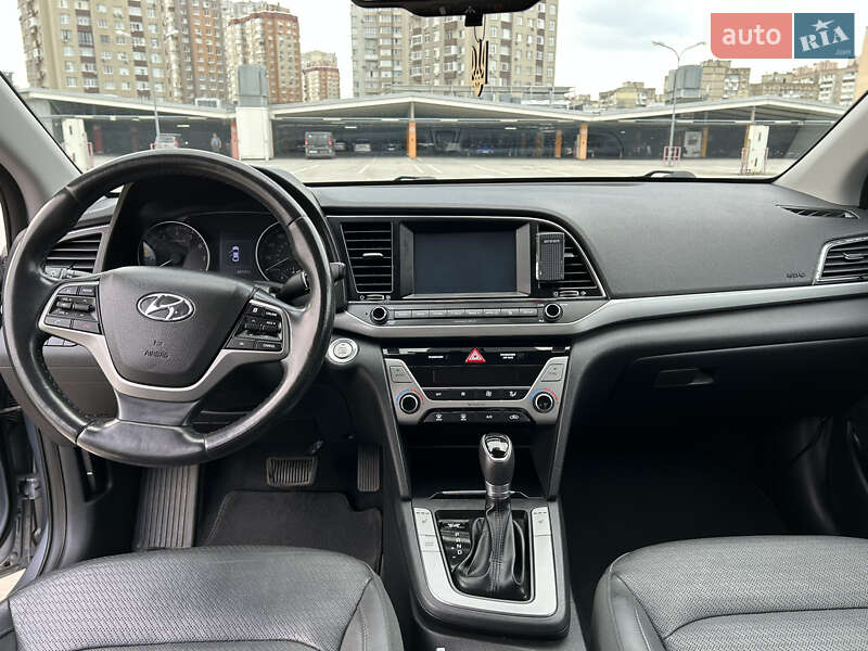Седан Hyundai Elantra 2016 в Києві